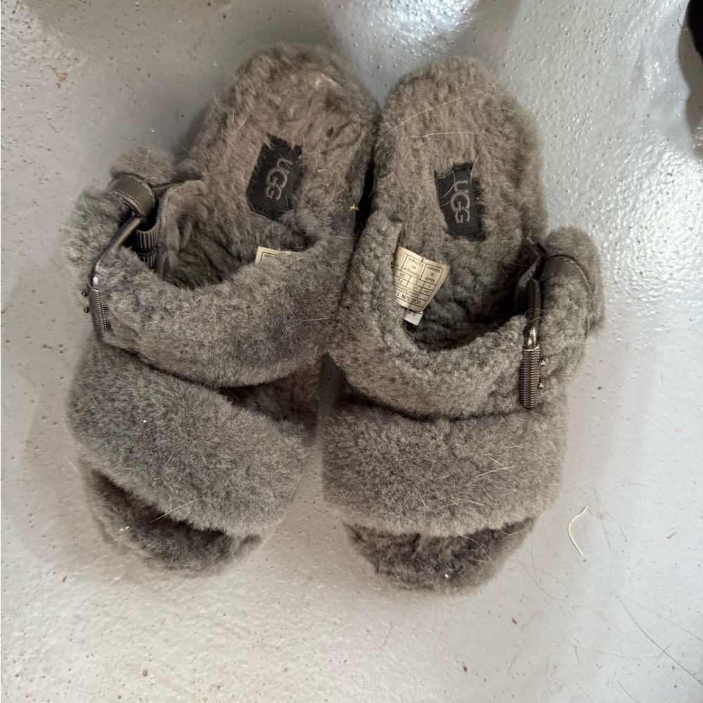 Uggs fuzz yeah slippers size 6 gray